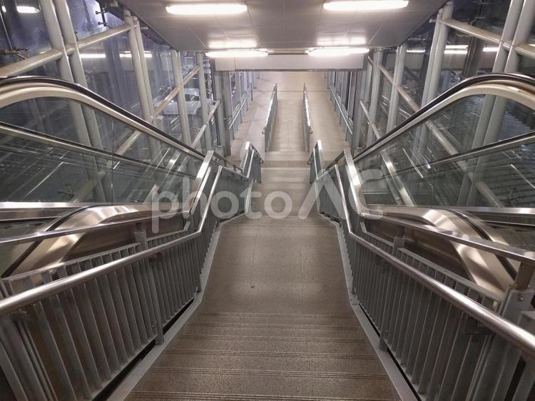 階段　エスカレーター エスカレーター,ガラス製品,ステンレスの写真素材