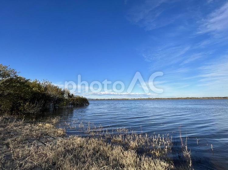 青空と湖 秋風景,のどか,背景素材の写真素材