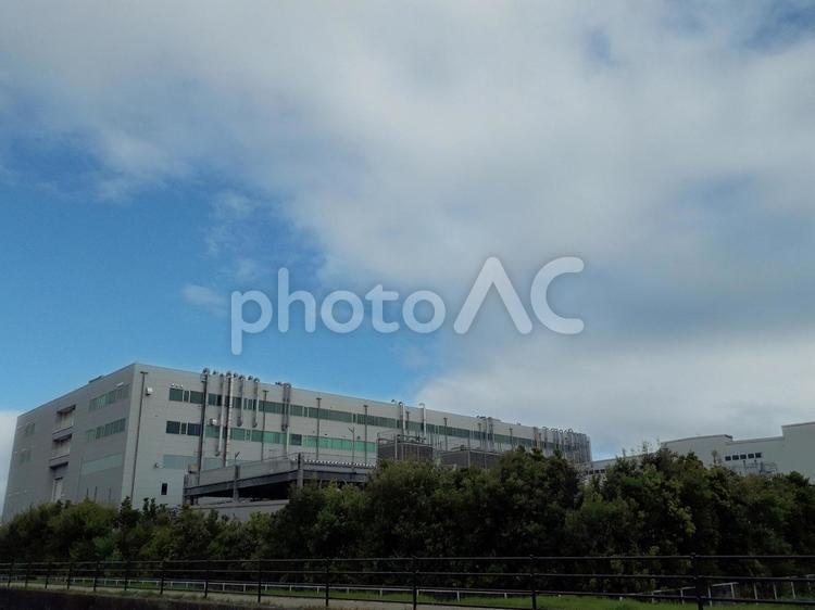 緑地を備えた工場のイメージ 工場,建屋,緑地の写真素材