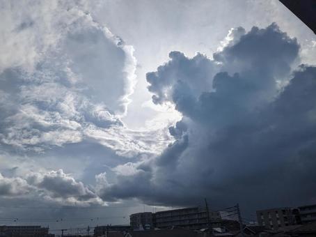 太陽光を遮る雲 雲,太陽,光の写真素材