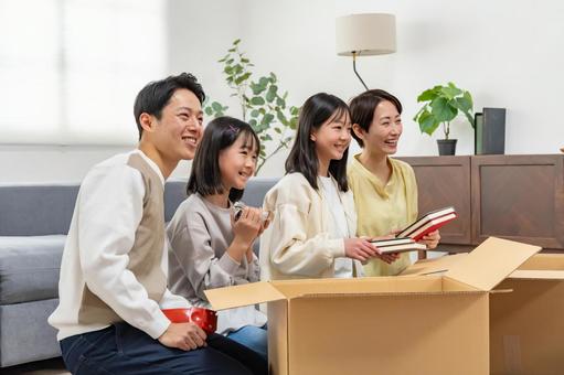 ダンボールに物を入れる家族 ダンボールに物を入れる家族 家族,引っ越し,引越しの写真素材