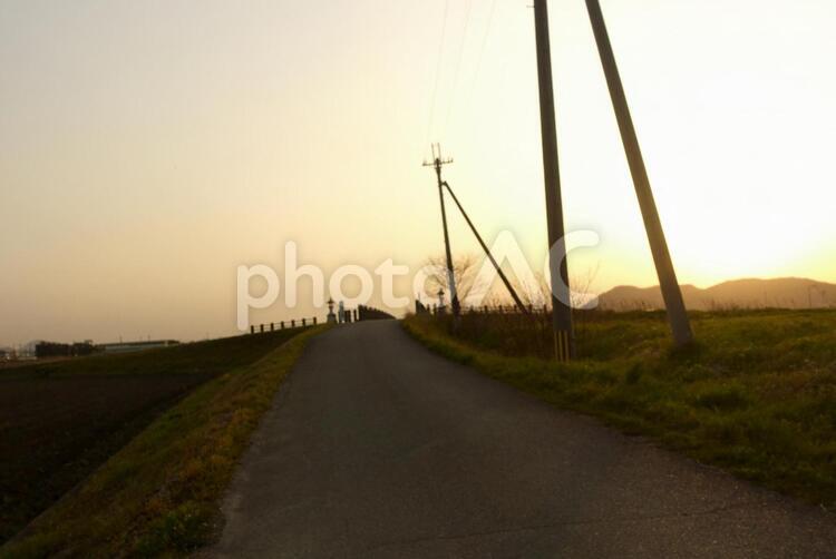 坂道と夕方の田園風景 坂道,田園,風景の写真素材