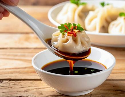 タレにつけた水餃子のアップ写真の写真