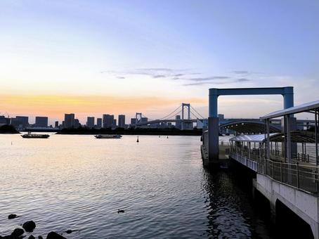 夕暮れのお台場から見た東京の景色 夕暮れのお台場から見た東京の景色 東京,お台場,東京湾の写真素材
