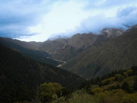 新疆の山岳地帯と雲に包まれた雄大な景色 新疆の山岳地帯と雲に包まれた雄大な景色の写真