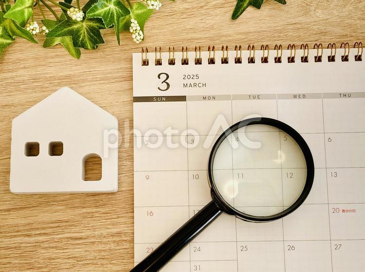 3月カレンダーと家、虫眼鏡（物件探し） 3月,カレンダー,スケジュールの写真素材