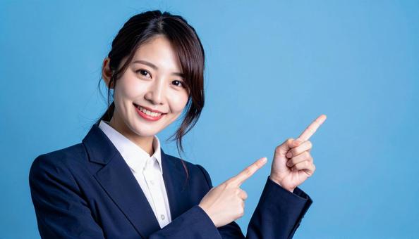 笑顔で指差すビジネスウーマン 笑顔で指差すビジネスウーマンの写真