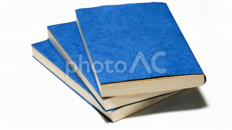 積まれた本３冊　青のブックカバー 本,書籍,3冊の写真素材