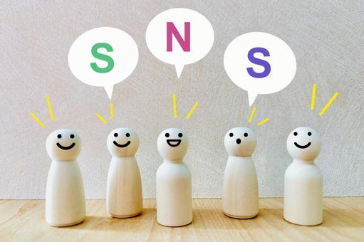 SNSで交流する人々 sns,発信する,ツイッターの写真素材
