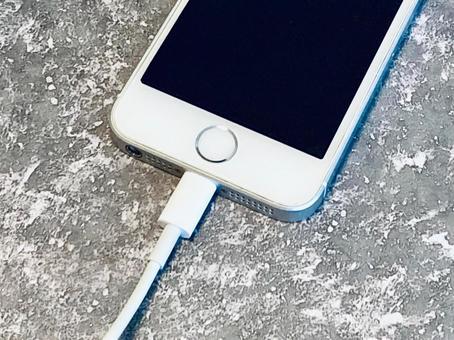 スマホを充電する(アップ) スマホを充電する(アップ) 充電,スマホ,急速充電の写真素材