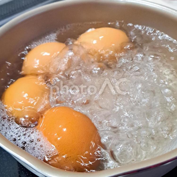 鍋でゆでられている玉子 ゆで卵,玉子,鍋の写真素材
