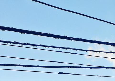 爽やかな青空を背景に走る真っすぐな電線 爽やかな青空を背景に走る真っすぐな電線 電線,送電線,青空の写真素材