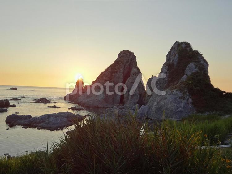 夫婦岩と夕暮れ 夫婦岩,沈む夕日,夕暮れの写真素材