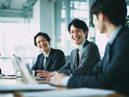 オフィスで会議をするビジネスマンたちの写真