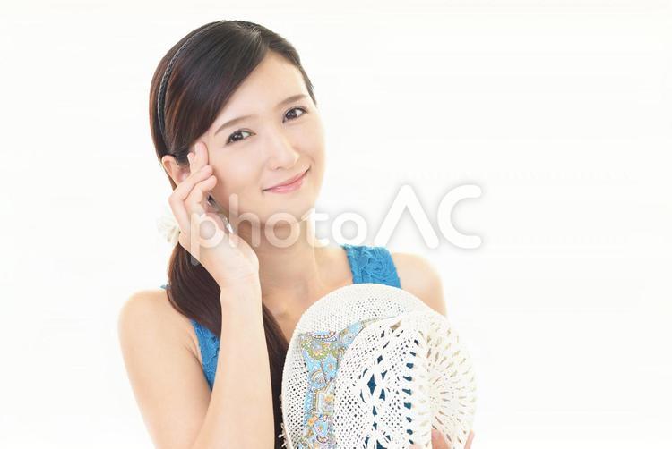 帽子を持つ笑顔の女性 女性,女,笑顔の写真素材