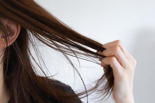 髪の毛を触る女性　ヘアケアイメージ 髪の毛,悩み,手櫛の写真素材