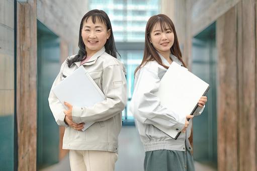 PCと作業員女性 PCと作業員女性 作業服,女性,ビジネスウーマンの写真素材
