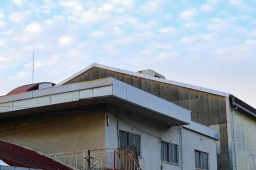 倉庫・工場の屋根と空17 倉庫,工場,企業の写真素材