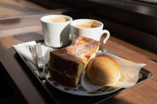 カフェで食べるパンとコーヒー カフェで食べるパンとコーヒー カフェ,コーヒー,朝食の写真素材