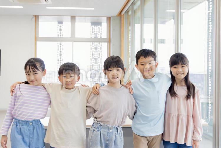 小学生　仲良し　仲間　肩を組む 小学生,塾,女性の写真素材