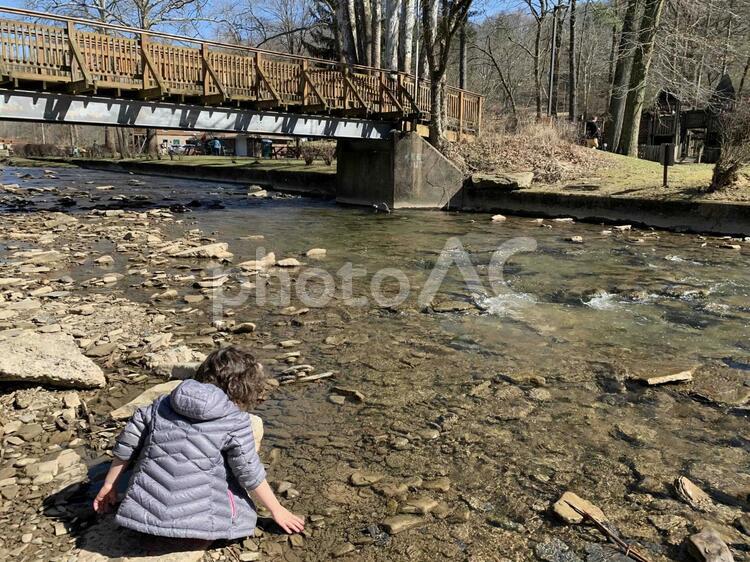 川の水をさわる女の子 女の子,５歳,透明な水の写真素材