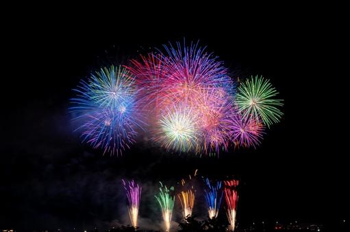 打ち上がる花火 打ち上がる花火 花火,打ち上げ花火,夏の写真素材