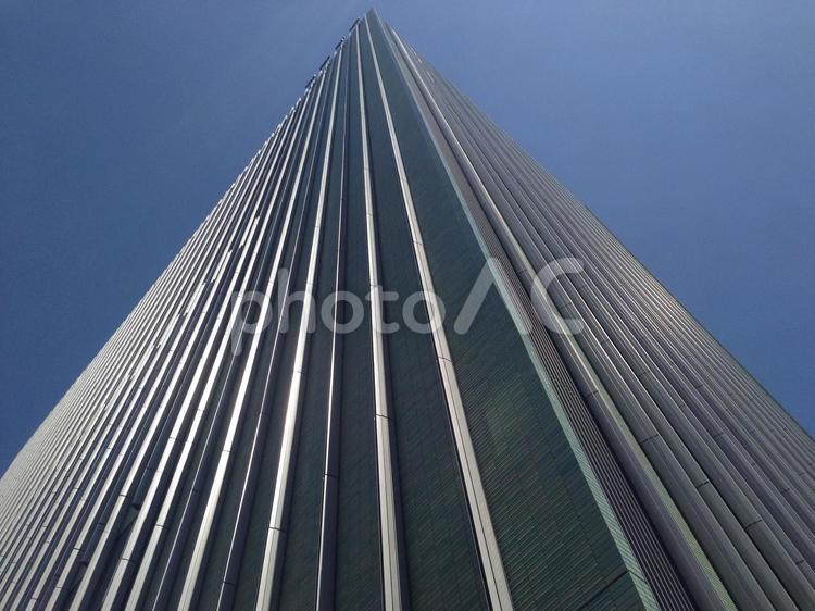 神戸三宮駅付近から見上げた高層ビルと青空 ミント神戸,高層ビル,オフィスビルの写真素材