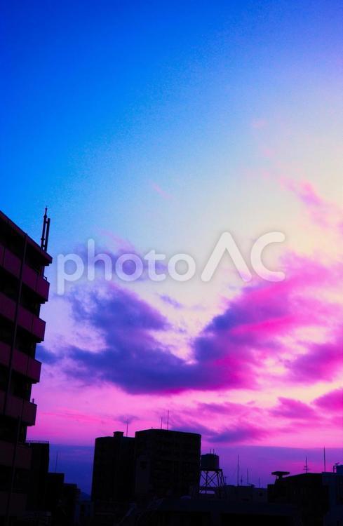朝焼けの鮮やかなグラデーションの空 マンション,家,朝焼けの写真素材