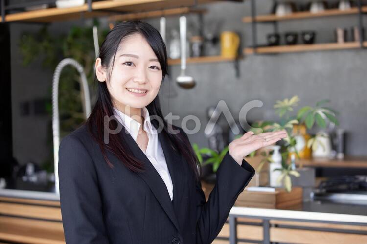 キッチンの前にいるビジネスウーマン 住宅展示場,モデルハウス,キッチンの写真素材