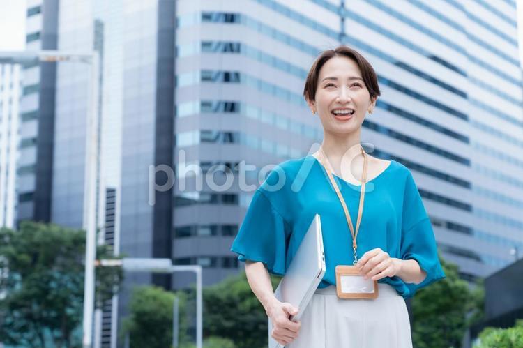 オフィス街で働くミドルのビジネスウーマン ビジネス,女性,パソコンの写真素材