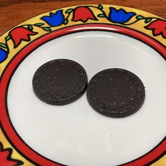 チョコレート二つ、ハイカカオ チョコレート二つ、ハイカカオ チョコレート,ハイカカオ,ダークチョコレートの写真素材