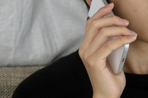 電話をかける男性 電話をかける男性 スマホ,男性,電話の写真素材
