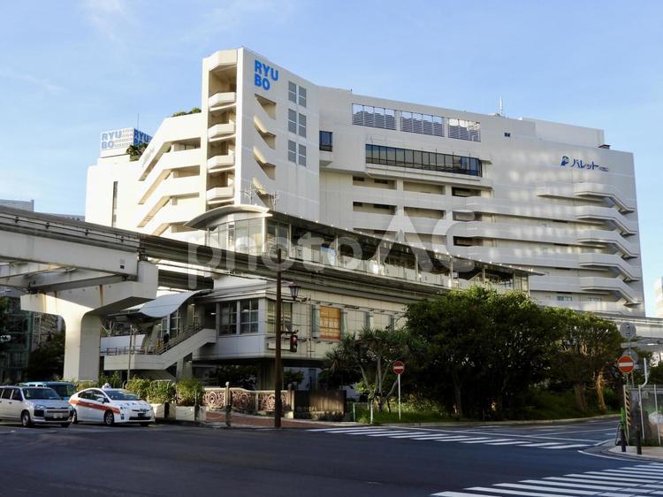 ゆいレール県庁前駅とパレットくもじ 県庁前駅,ゆいレール,パレットくもじの写真素材