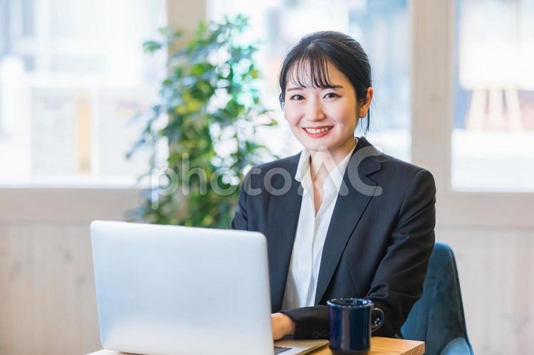 カフェで仕事するビジネスウーマン（カメラ目線） ビジネス,テレワーク,ビジネスウーマンの写真素材