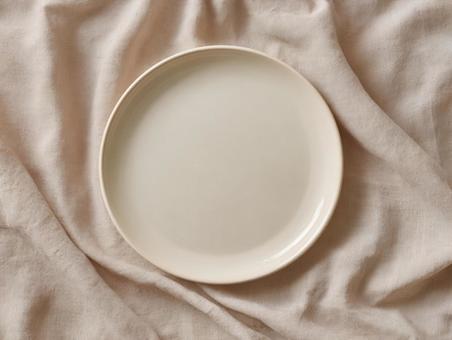 シンプルな白い陶器の皿:食事や料理の背景 シンプルな白い陶器の皿:食事や料理の背景の写真