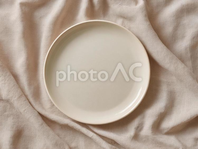 シンプルな白い陶器の皿：食事や料理の背景 皿,プレート,陶器の写真素材