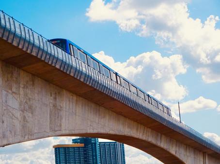 バンコクの電車と橋と夏空 バンコクの電車と橋と夏空 青空,空,夏の写真素材