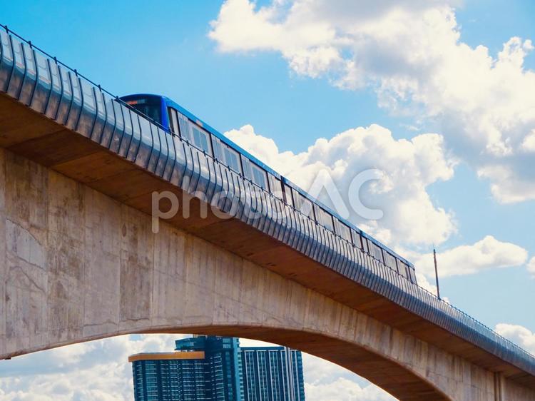 バンコクの電車と橋と夏空 青空,空,夏の写真素材