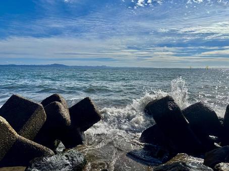 波打ち際のテトラポッド 波打ち際,テトラポッド,横須賀の写真素材