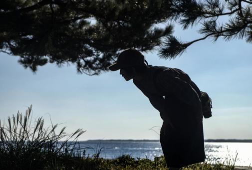 ＜素材＞秋の海辺でススキを眺める女性 女性,海,空の写真素材