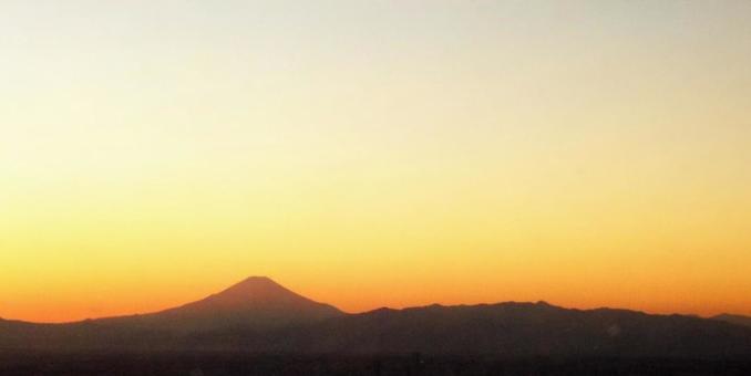 夕焼けと富士山のシルエット 夕焼けと富士山のシルエットの写真