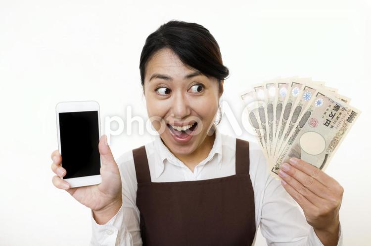 嬉しそうな表情の女性 女性,スマホ,笑顔の写真素材