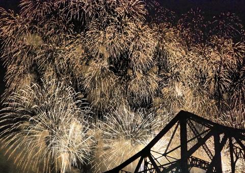鉄橋と花火 鉄橋と花火 花火,花火大会,鉄橋の写真素材