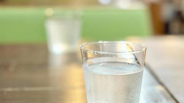テーブルに置いた2つの水の入ったコップ 水,美味しそう,コップの写真素材