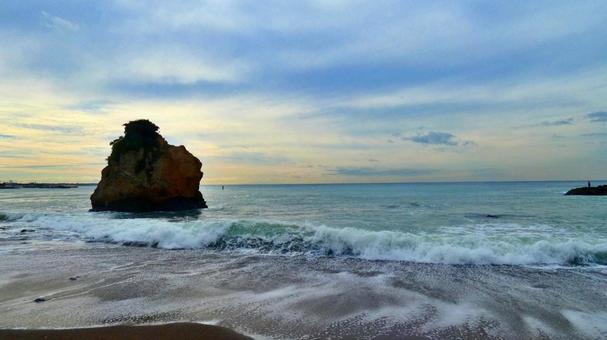 海と波と岩 海と波と岩の写真