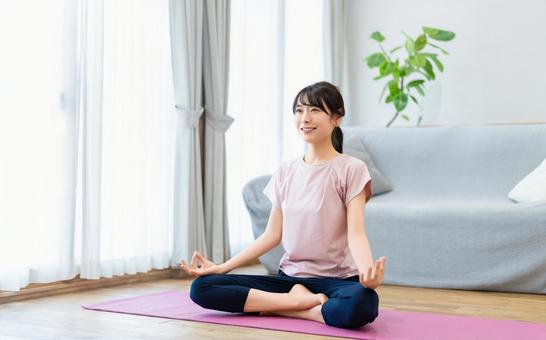 自宅のリビングでヨガをする女性 女性,ヨガ,ストレッチの写真素材