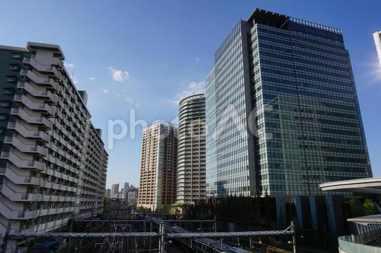 山手線などJRの線路と大崎のオフィスビルやマンション 大崎,大崎駅,五反田の写真素材