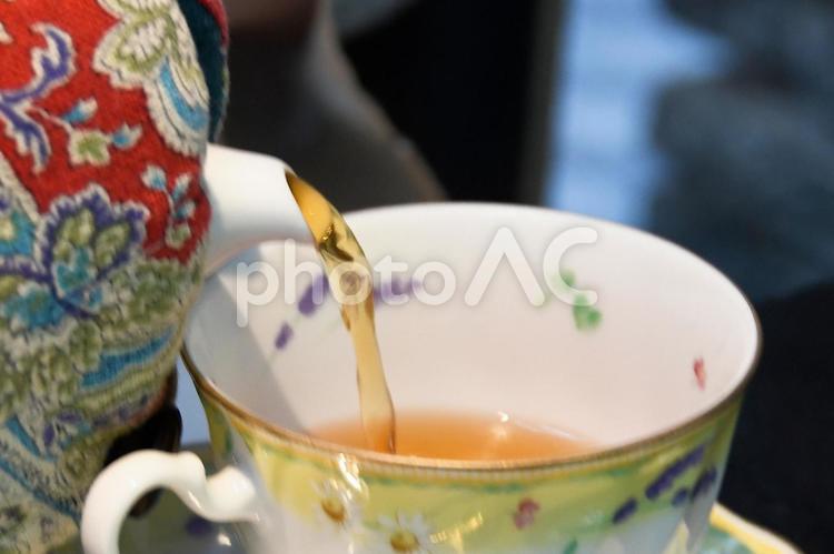 お茶を注ぐ 紅茶,ストレートティー,ティーの写真素材