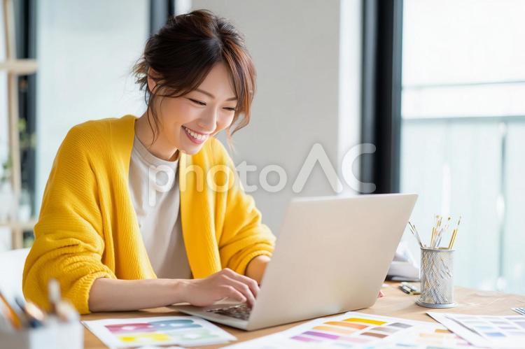 笑顔の女性デザイナー在宅作業 女性,ノートパソコン,デザイナーの写真素材