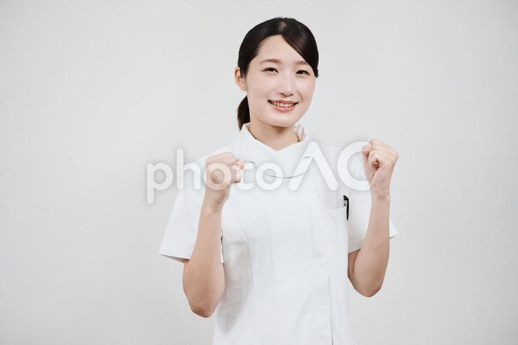 安心を与えるポーズをする白衣の女性  看護師,白衣,介護士の写真素材